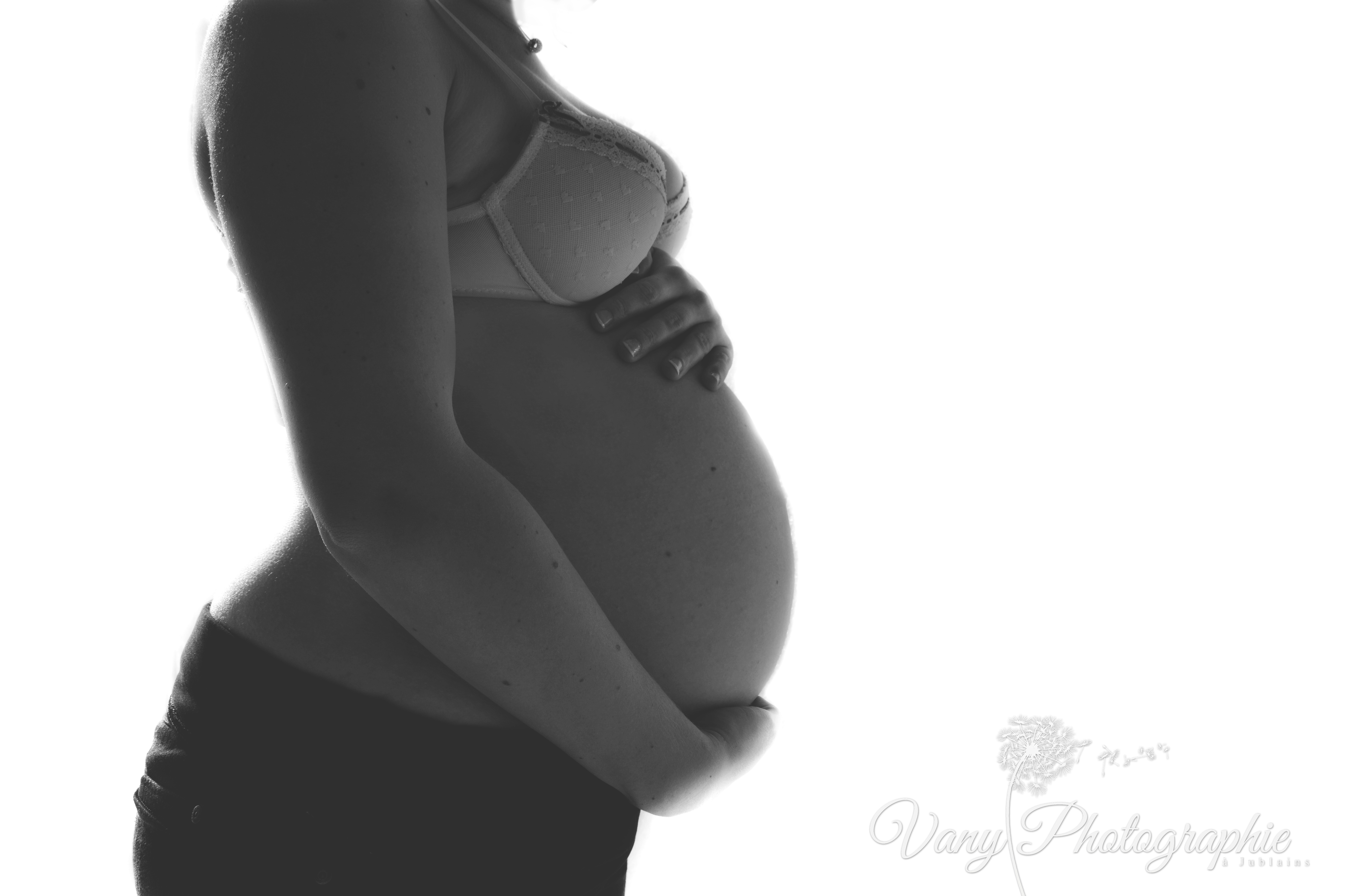 Photo de grossesse contre jour