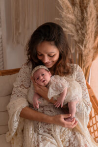 bébé dans les bras