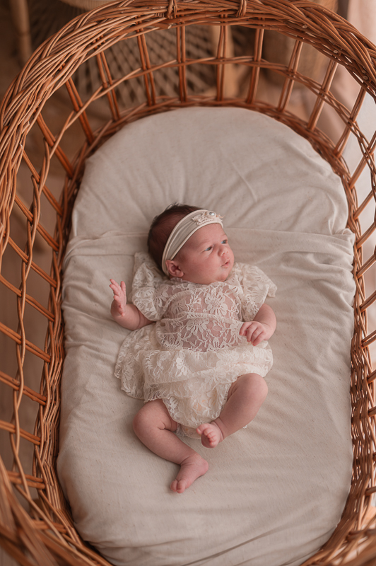 Photo de bébé dans un lit en osier