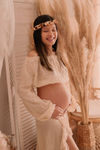 Shooting en studio d'une femme enceinte