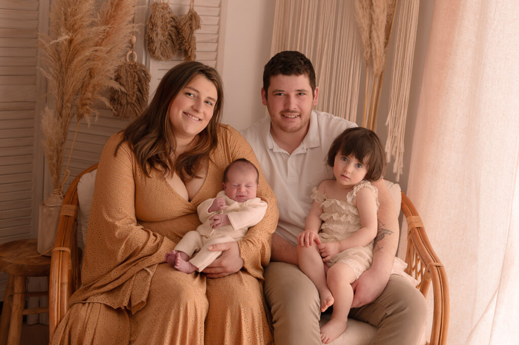 Photo de famille pendant un shooting naissance