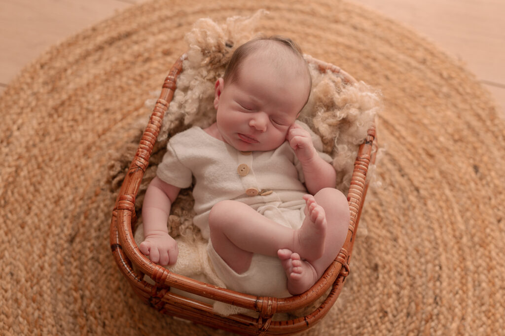 Photo de bébé dans un panier
