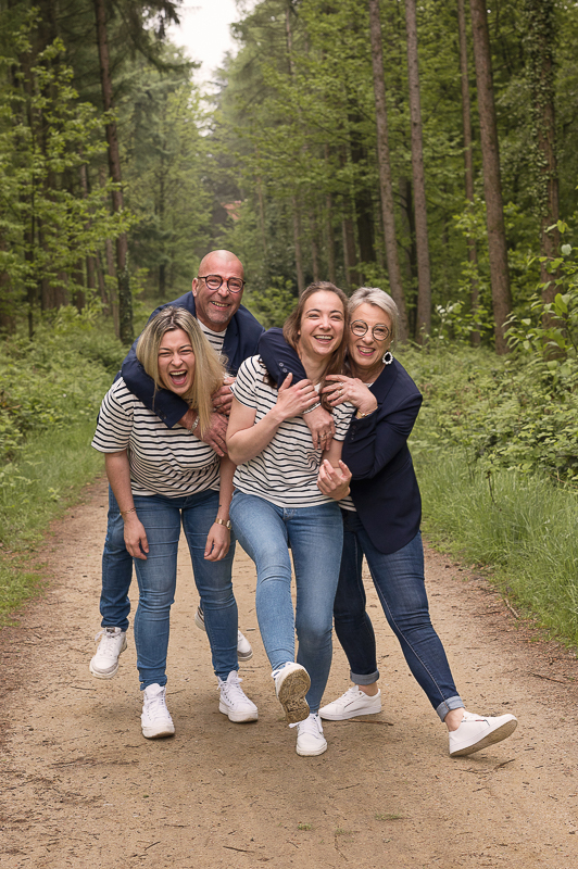 Séance photo de famille en forêt