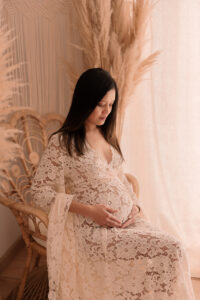 Femme enceinte assise
