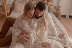 Shooting couple durant une séance maternité